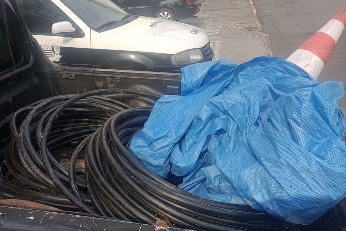 PM prende 3 por furto de 250 kg de cabos de telefonia em Campinas PM prende 3 por furto de 250 kg de cabos de telefonia em Campinas