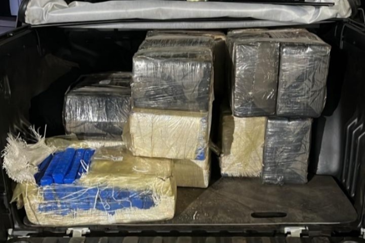 PM prende 4 homens com mais de 300 kg de maconha vindas do Paraguai PM prende 4 homens com mais de 300 kg de maconha vindas do Paraguai