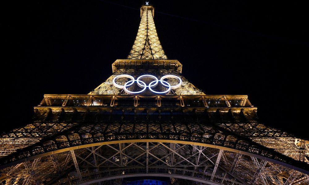 Paris retira anéis olímpicos da Torre Eiffel Paris retira anéis olímpicos da Torre Eiffel