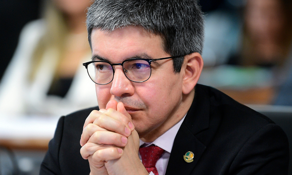 Randolfe Rodrigues quer proibir publicidade de apostas esportivas Randolfe Rodrigues quer proibir publicidade de apostas esportivas