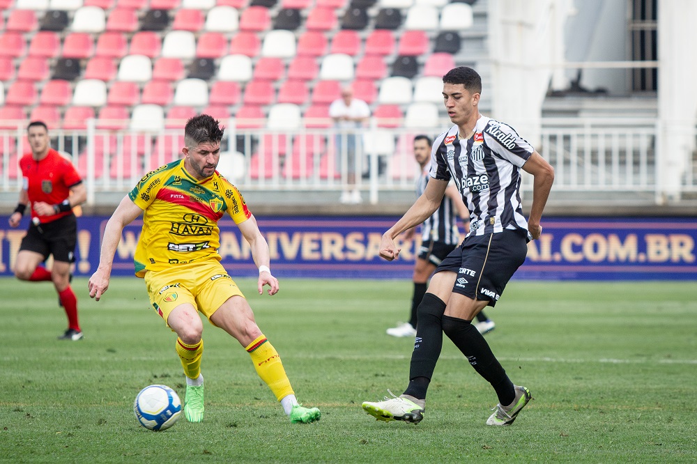 Santos encerra má fase com vitória sobre o Brusque e assume liderança da Série B Santos encerra má fase com vitória sobre o Brusque e assume liderança da Série B