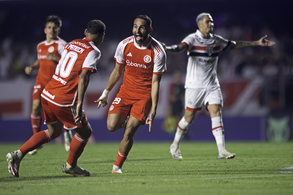 São Paulo leva virada do Internacional e perde por 3 a 1 dos gaúchos no MorumBis São Paulo leva virada do Internacional e perde por 3 a 1 dos gaúchos no MorumBis