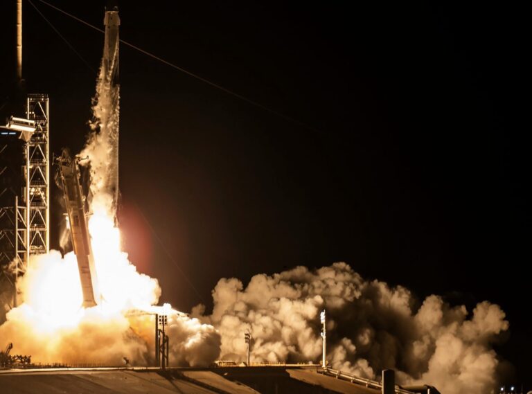 SpaceX envia foguete em missão pioneira com caminhada espacial