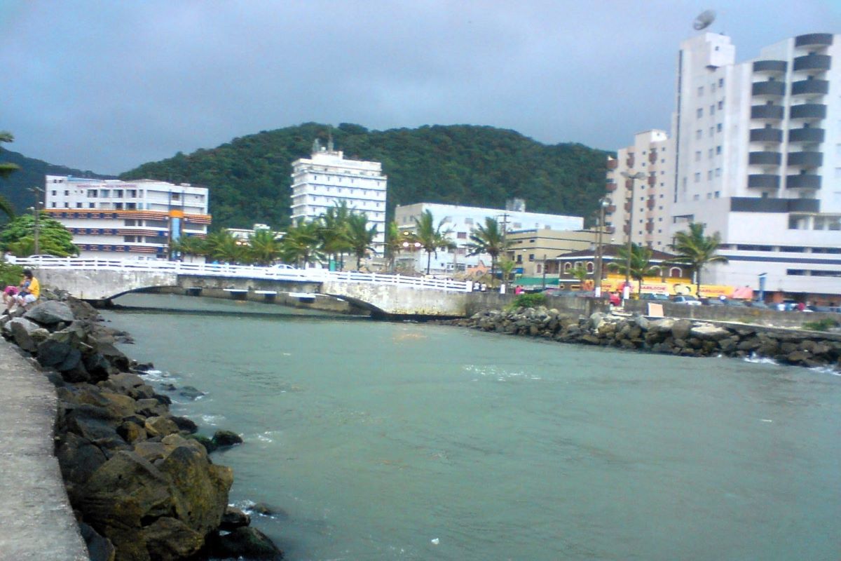 Turista de 19 anos desaparece após entrar em mar do litoral de SP Turista de 19 anos desaparece após entrar em mar do litoral de SP