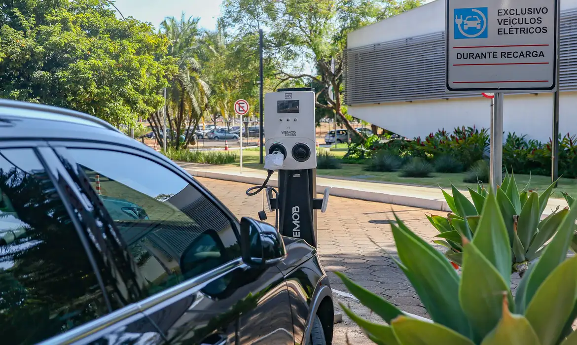 Vendas de carros elétricos no Brasil dobram em 2024