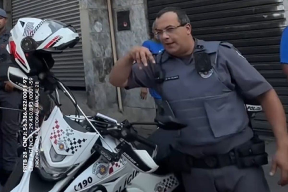 Vídeo: PM em serviço faz o M durante caminhada de Marçal na Brasilândia Vídeo: PM em serviço faz o M durante caminhada de Marçal na Brasilândia