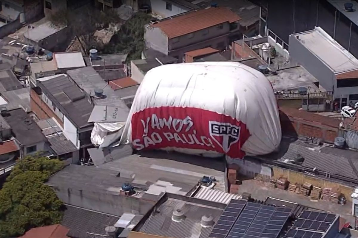 Vídeo: dirigível com escudo do SPFC cai em Osasco e deixa um ferido Vídeo: dirigível com escudo do SPFC cai em Osasco e deixa um ferido
