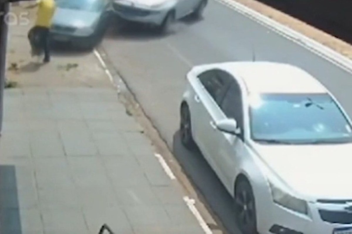 Vídeo: homem é atropelado na calçada por carro estacionado Vídeo: homem é atropelado na calçada por carro estacionado