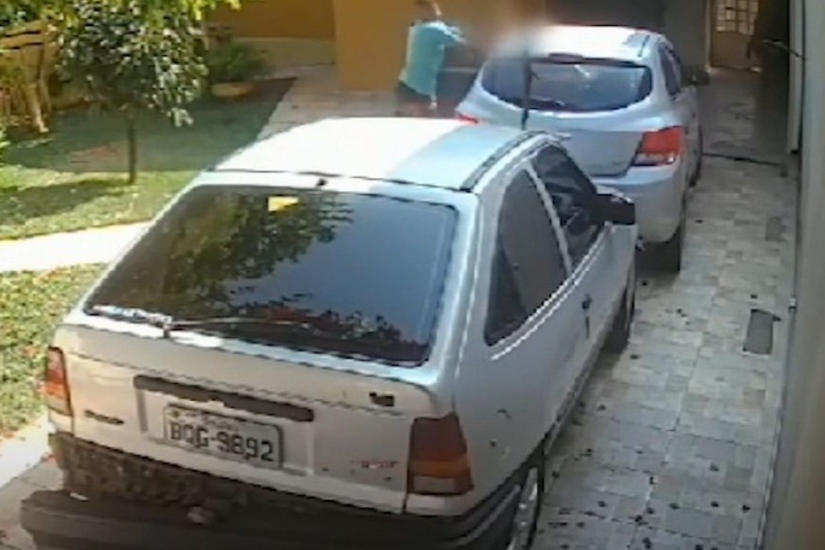 Vídeo: mulher de 79 anos é agredida em assalto ao chegar em casa Vídeo: mulher de 79 anos é agredida em assalto ao chegar em casa