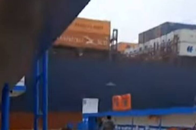 Vídeo: navio bate em balsa e assusta funcionários em Porto de Santos