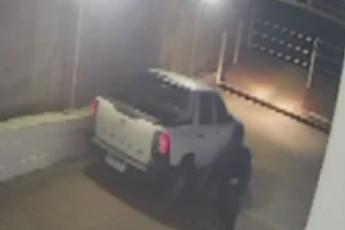 Vídeo: secretário de Itapevi é recebido a tiros ao chegar em casa Vídeo: secretário de Itapevi é recebido a tiros ao chegar em casa