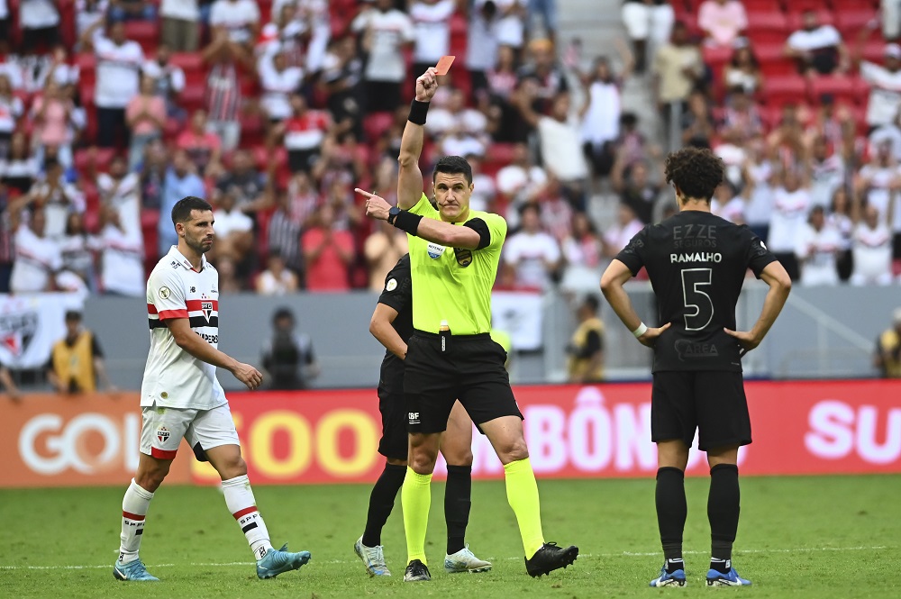 André Ramalho é comparado a boxeador, leva suspensão de dois jogos e pode perder clássico com o Palmeiras