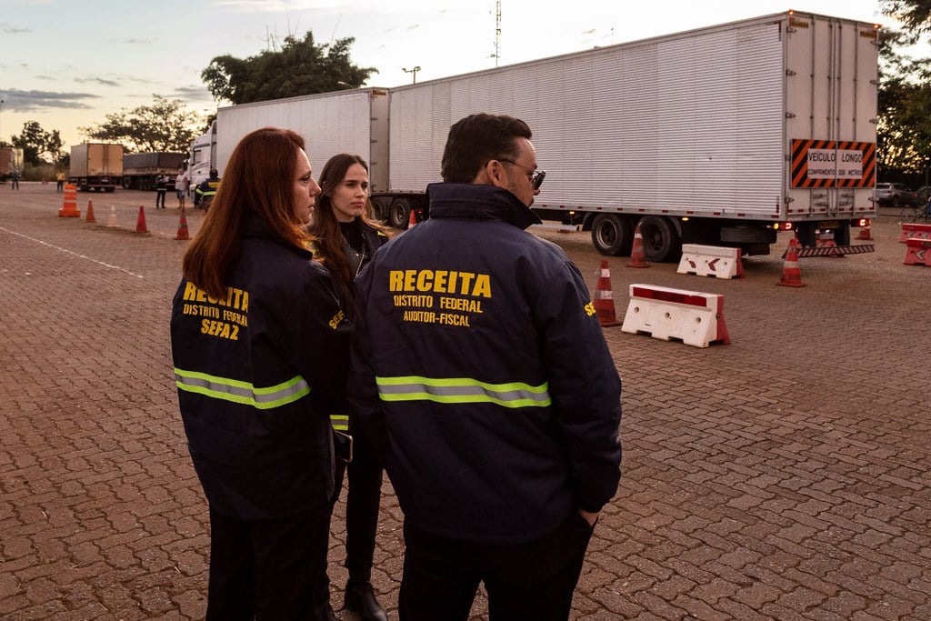 Auditores da Receita Federal param por 24h e debatem nova greve Auditores da Receita Federal param por 24h e debatem nova greve
