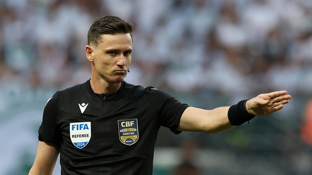 CBF afasta árbitros após polêmicas em jogos no Brasileirão CBF afasta árbitros após polêmicas em jogos no Brasileirão
