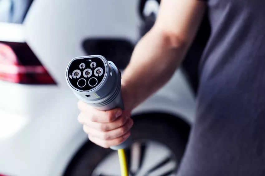 Cemig dá desconto na conta de energia a dono de carro elétrico