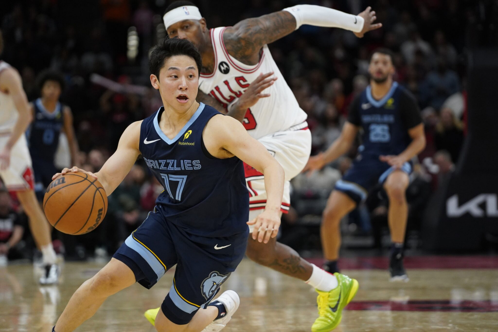 Com 1,72m de altura, Yuki Kawamura brilha na pré-temporada da NBA pelos Grizzlies Com 1,72m de altura, Yuki Kawamura brilha na pré-temporada da NBA pelos Grizzlies