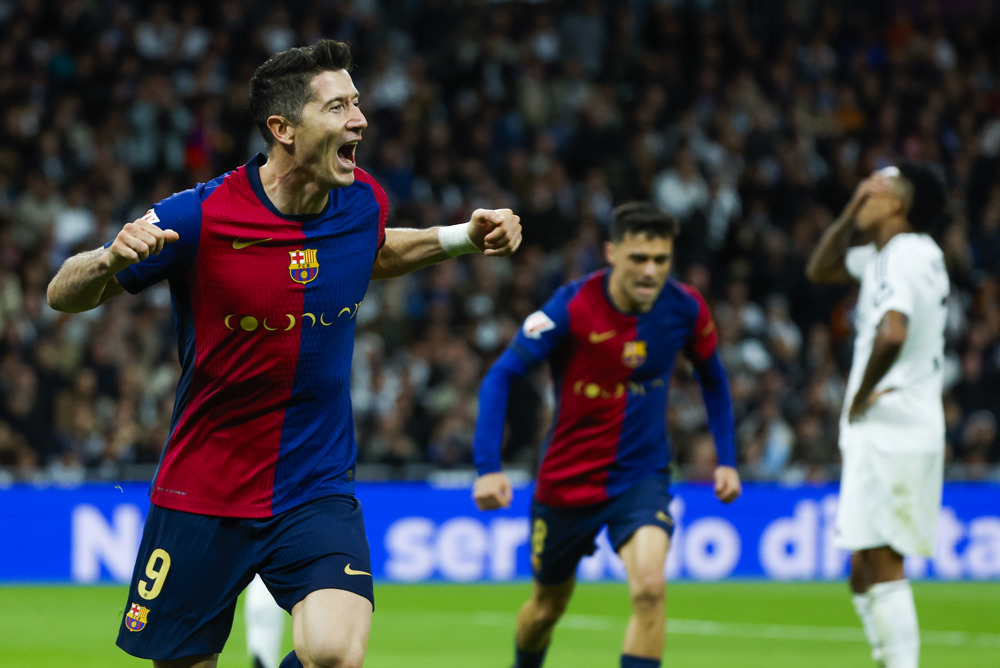 Com show de Lewandowski, Barcelona atropela o Real Madrid em pleno Santiago Bernabéu Com show de Lewandowski, Barcelona atropela o Real Madrid em pleno Santiago Bernabéu