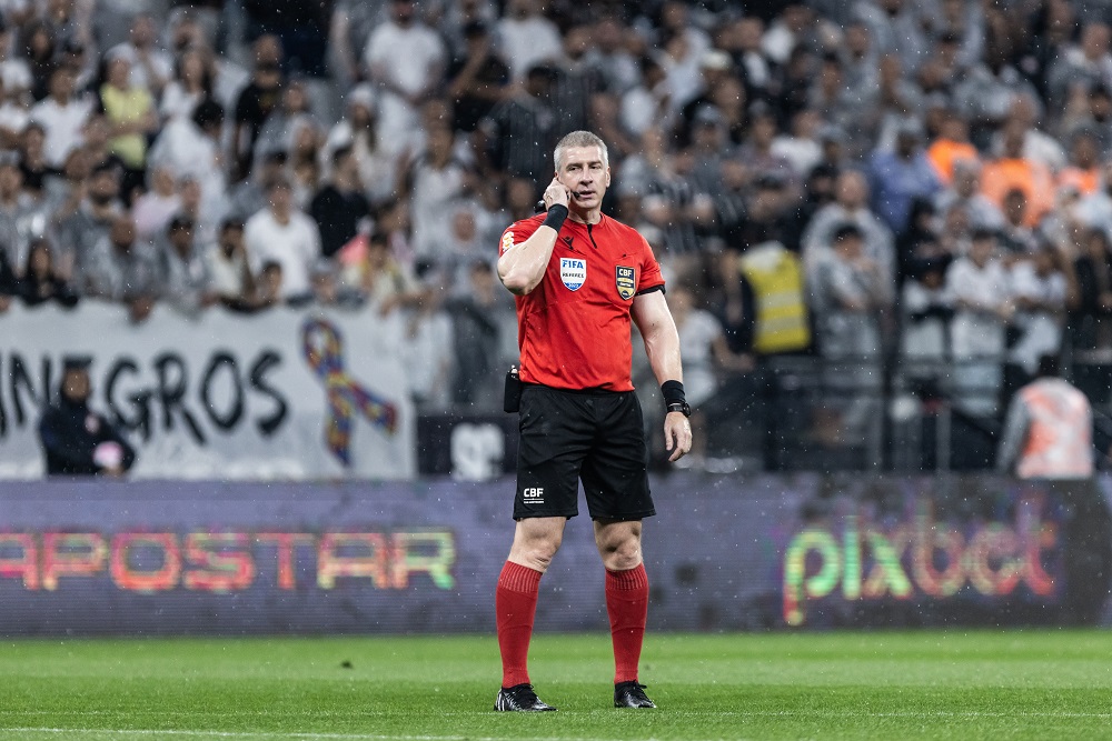 Corinthians acusa Flamengo de presentear árbitro com camisa do clube em semifinal da Copa do Brasil Corinthians acusa Flamengo de presentear árbitro com camisa do clube em semifinal da Copa do Brasil