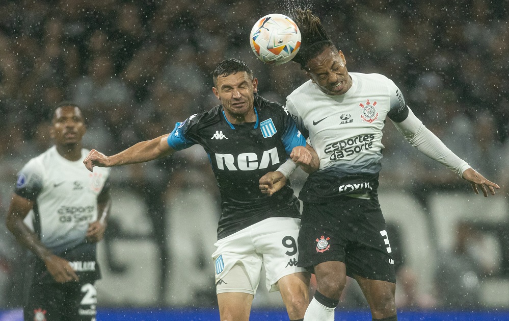 Corinthians denuncia caso de racismo em jogo contra o Racing Corinthians denuncia caso de racismo em jogo contra o Racing