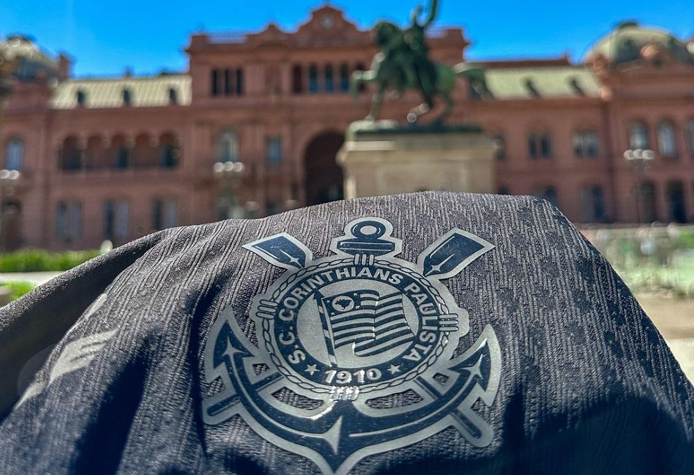 Corinthians desembarca na Argentina com antecedência devido a greves locais Corinthians desembarca na Argentina com antecedência devido a greves locais