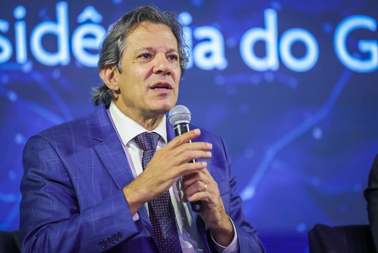 Dólar se aproxima de R$ 5,80 depois de declaração de Haddad