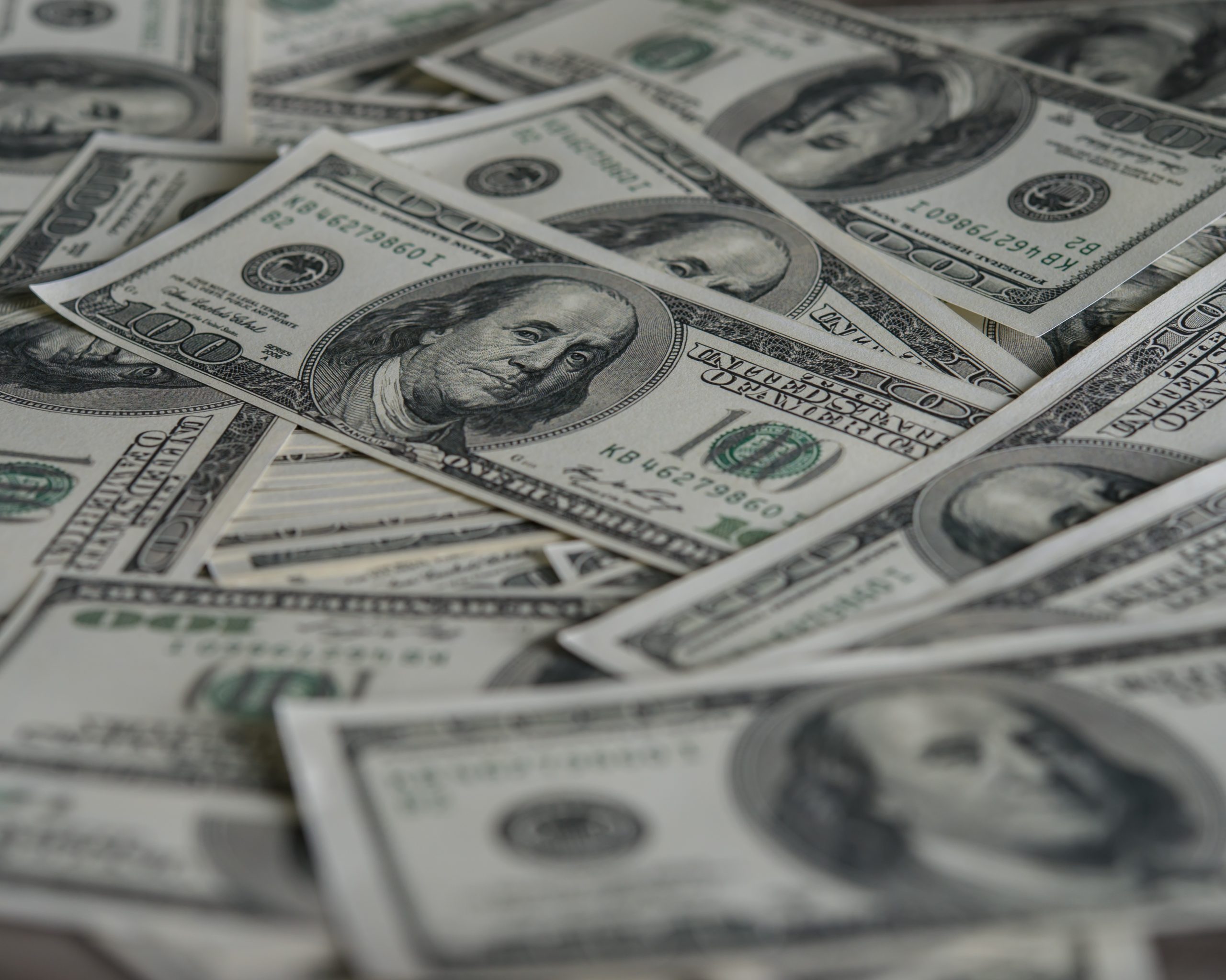 Dólar em alta deve aumentar inadimplência de empresas em 2025