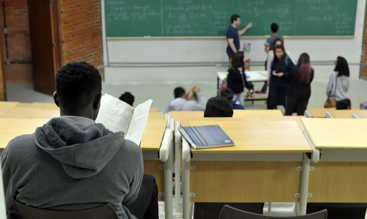 Escolas particulares planejam reajustar mensalidades em até 10% em 2025; entenda Escolas particulares planejam reajustar mensalidades em até 10% em 2025; entenda