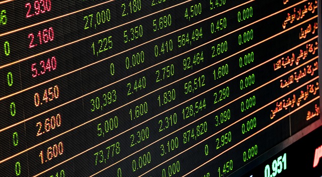 Ibovespa abre o dia em queda e dólar sobe a R$ 5,70 Ibovespa abre o dia em queda e dólar sobe a R$ 5,70