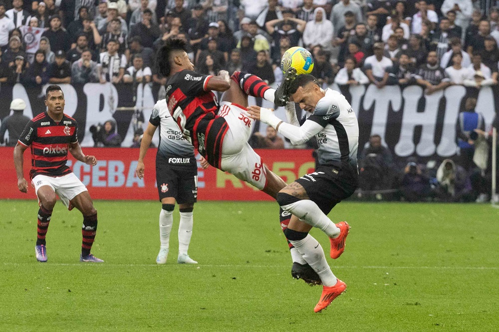 Lateral do Corinthians leva seis pontos na cabeça após grave entrada de Bruno Henrique