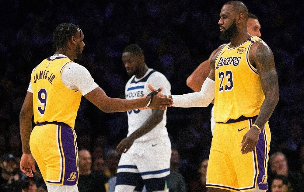 LeBron e Bronny James se tornam a primeira dupla de pai e filho a jogar juntos na NBA LeBron e Bronny James se tornam a primeira dupla de pai e filho a jogar juntos na NBA