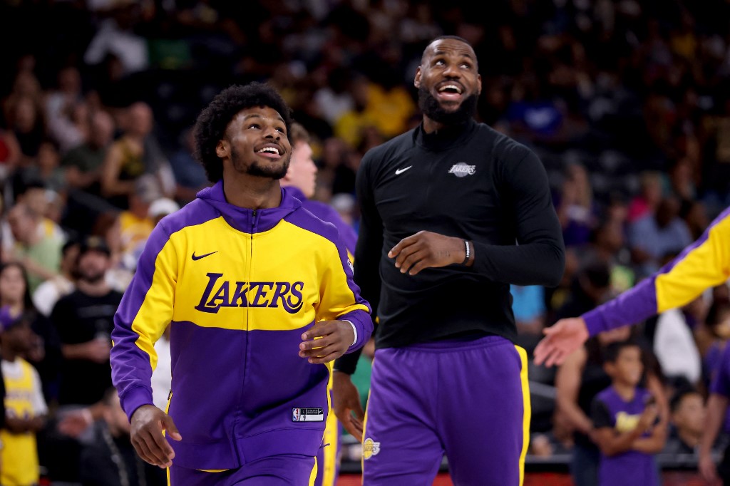 LeBron joga com Bronny James pelos Lakers e pai e filho fazem história na NBA LeBron joga com Bronny James pelos Lakers e pai e filho fazem história na NBA
