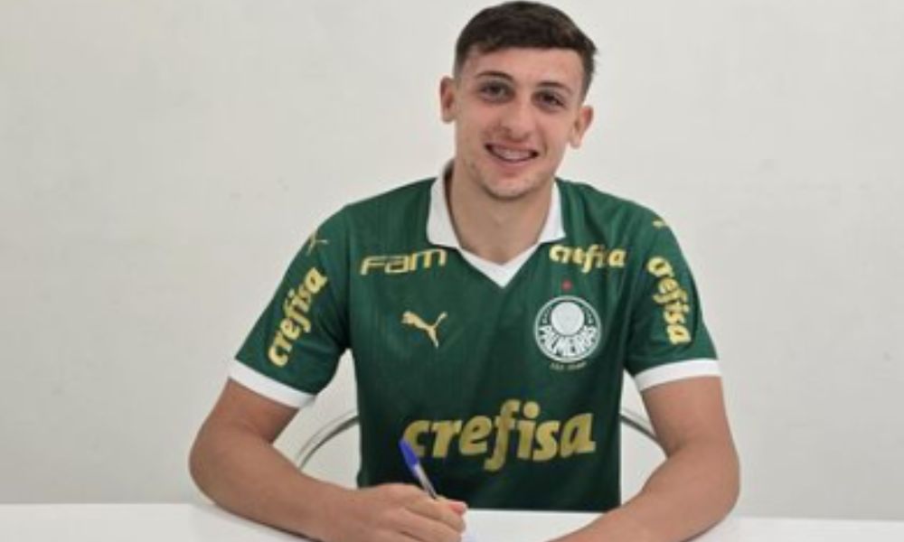 Palmeiras renova contrato de promissor Zagueiro com multa de R$ 600 milhões para equipes do exterior Palmeiras renova contrato de promissor Zagueiro com multa de R$ 600 milhões para equipes do exterior