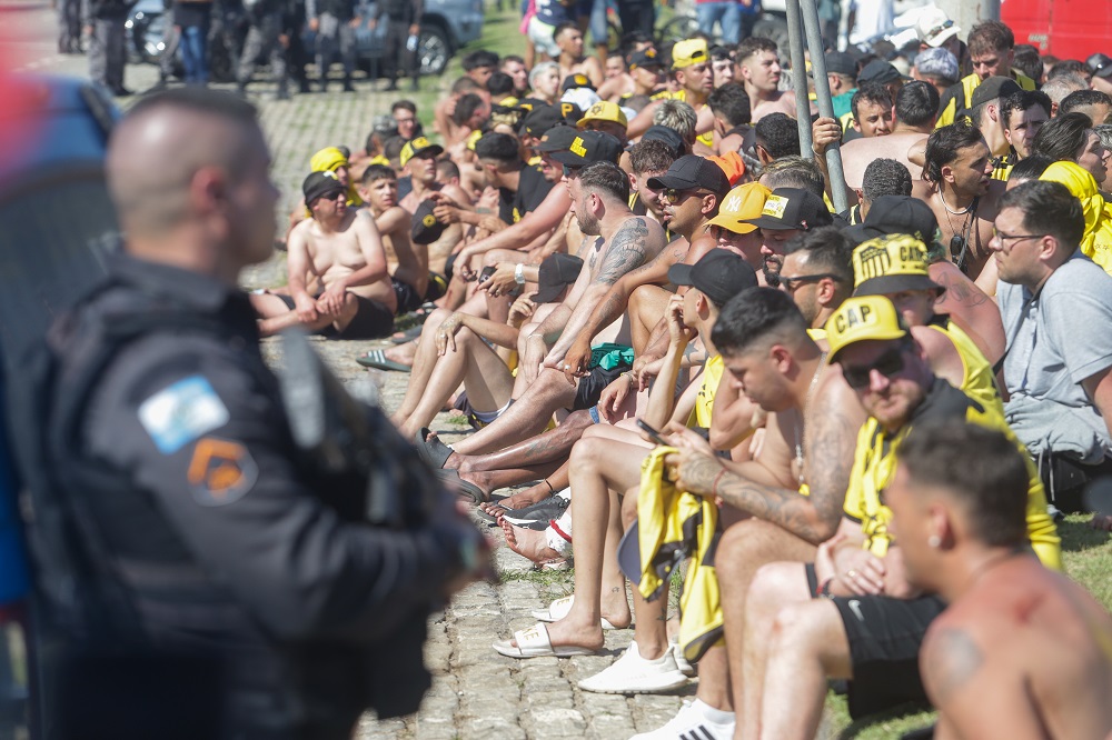 Peñarol assume defesa de torcedores presos no Rio e critica a Polícia Militar carioca Peñarol assume defesa de torcedores presos no Rio e critica a Polícia Militar carioca