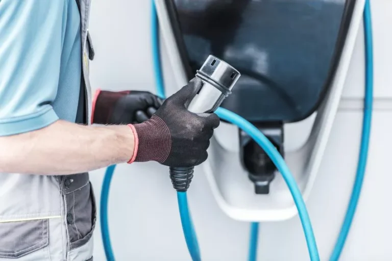 Saiba como instalar carregador veicular em casa com segurança