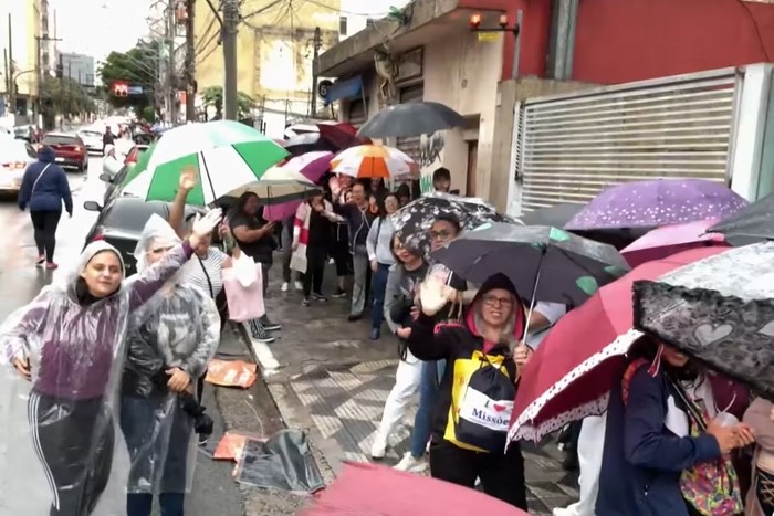 Trabalhadores fazem fila para não pagar imposto sindical Trabalhadores fazem fila para não pagar imposto sindical