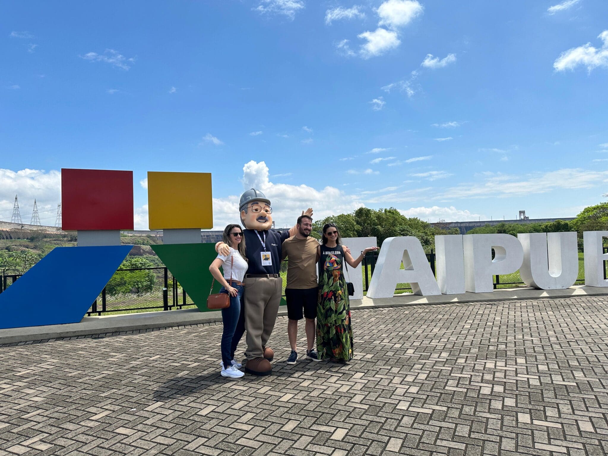 Turismo da Itaipu recebeu quase 5 mil visitantes no fim de semana Turismo da Itaipu recebeu quase 5 mil visitantes no fim de semana