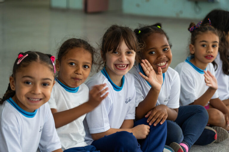 Alunos de escolas da Prefeitura se encantam com o espetáculo Alice no País das Hortaliças