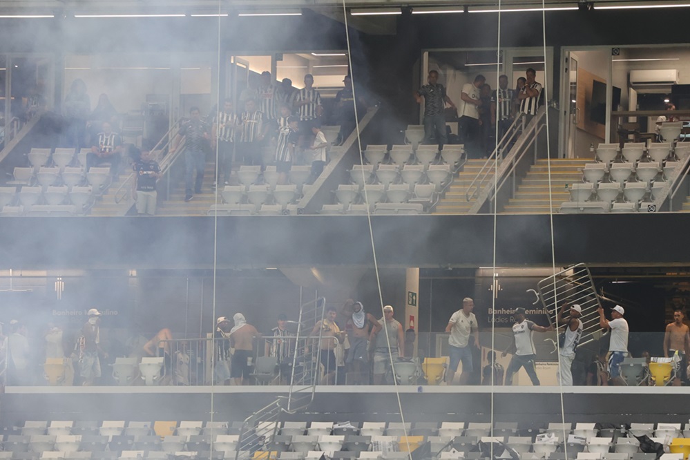 Torcedor do Atlético-MG é detido por ferir fotógrafo com explosivo na final da Copa do Brasil Torcedor do Atlético-MG é detido por ferir fotógrafo com explosivo na final da Copa do Brasil