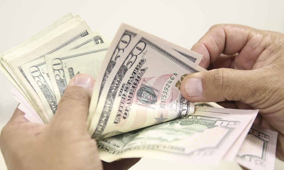 Brasil tem maior saída de dólares por via financeira desde 1982 Brasil tem maior saída de dólares por via financeira desde 1982