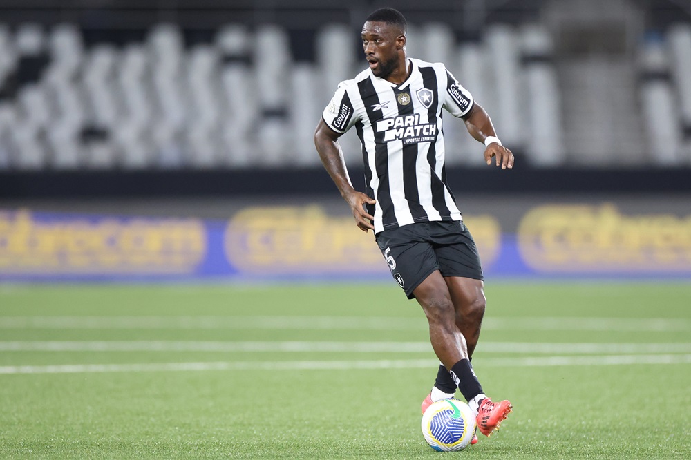 Destaque do Botafogo em 2024, Bastos deve ficar de fora da final da Libertadores Destaque do Botafogo em 2024, Bastos deve ficar de fora da final da Libertadores