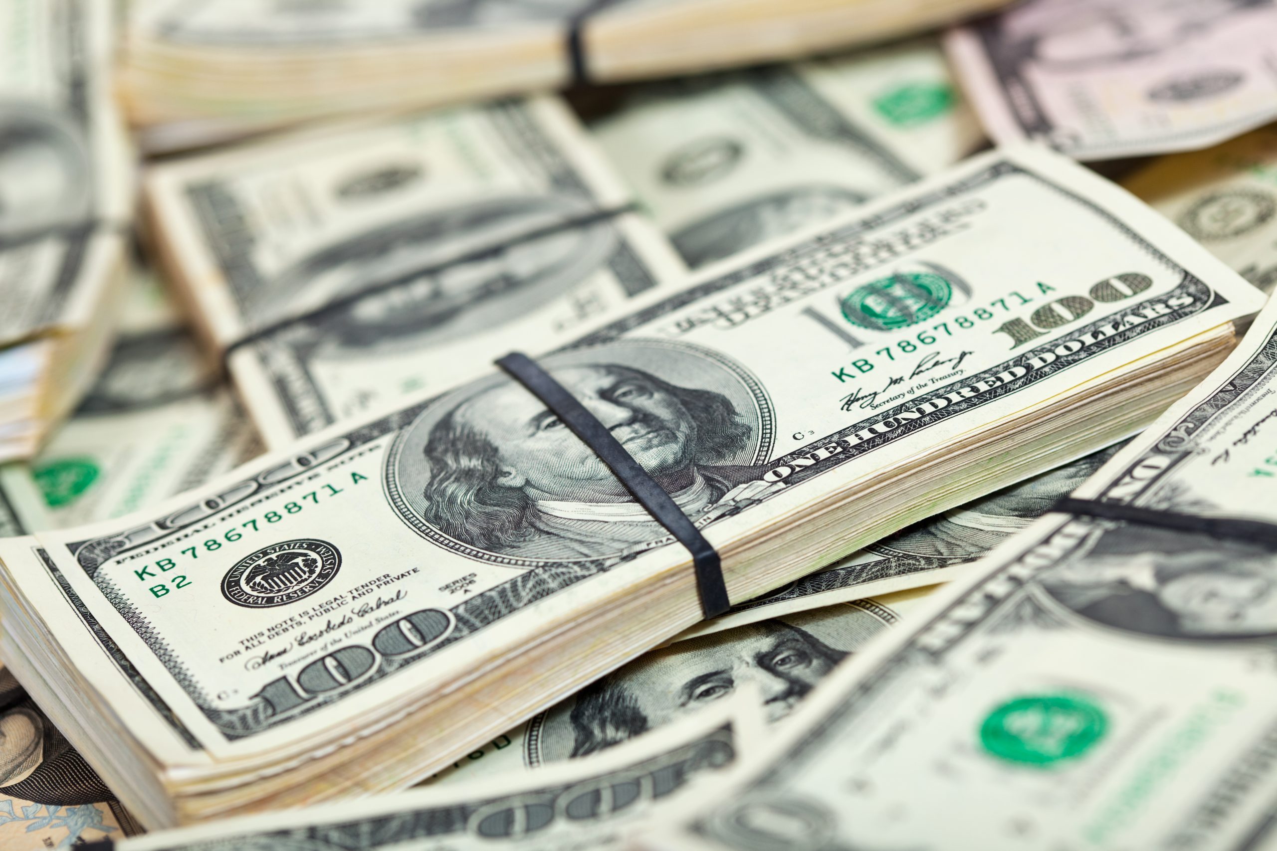 Dólar chega a R$ 5,87 e atinge segundo maior valor da história Dólar chega a R$ 5,87 e atinge segundo maior valor da história