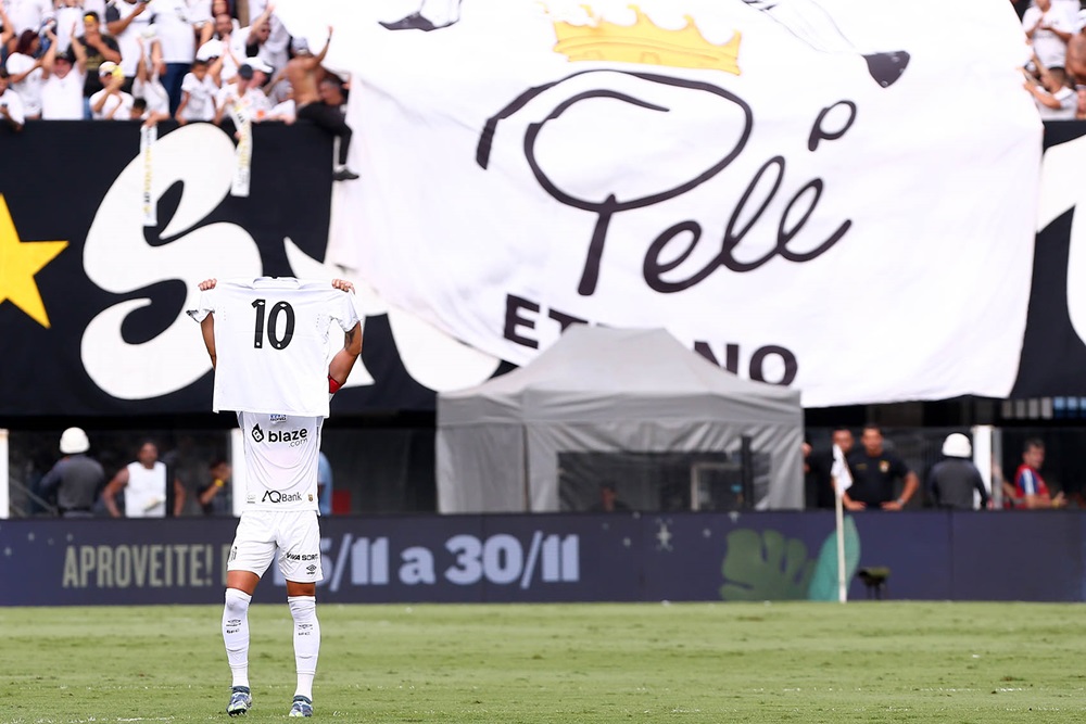 Em jogo de festa, torcida desvira faixas, Santos homenageia Pelé, mas CRB coloca água no chope