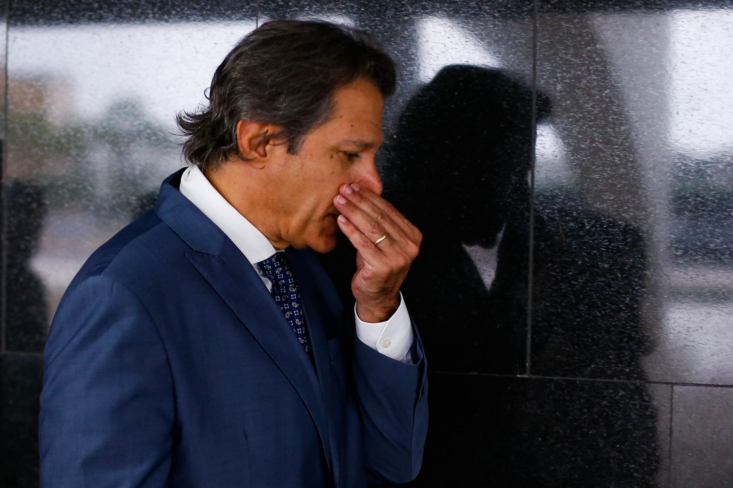 Fernando Haddad atende a pedido de Lula e cancela viagem à Europa Fernando Haddad atende a pedido de Lula e cancela viagem à Europa
