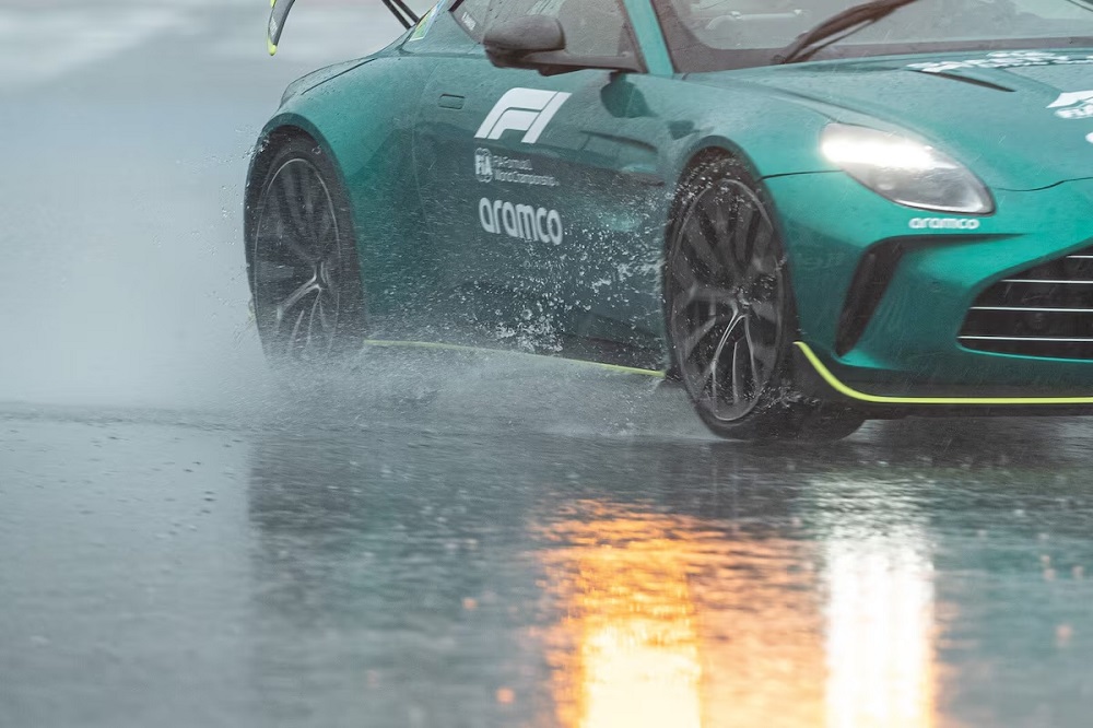 Homenagem a Ayrton Senna, com Lewis Hamilton, é adiada para domingo após temporal em Interlagos Homenagem a Ayrton Senna, com Lewis Hamilton, é adiada para domingo após temporal em Interlagos