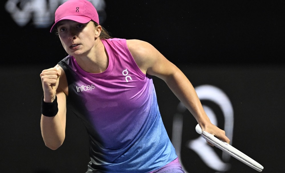 Iga Swiatek retorna às quadras e estreia com vitória no WTA Finals Iga Swiatek retorna às quadras e estreia com vitória no WTA Finals