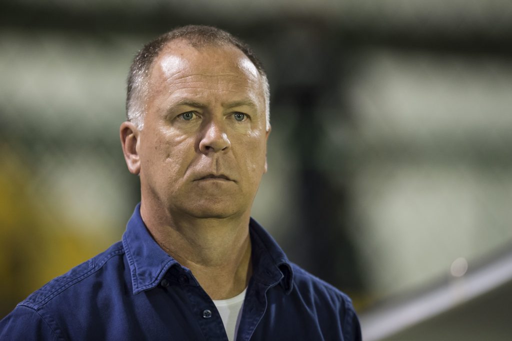 Mano Menezes pede calma à torcida do Fluminense e considera partida contra o Criciúma decisiva na luta contra o rebaixamento Mano Menezes pede calma à torcida do Fluminense e considera partida contra o Criciúma decisiva na luta contra o rebaixamento