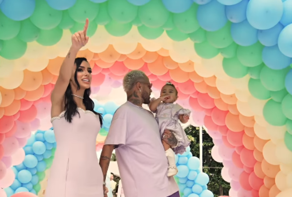 Mavie faz 1 ano: veja como foi a megafesta de aniversário da filha de Neymar e Bruna Biancardi Mavie faz 1 ano: veja como foi a megafesta de aniversário da filha de Neymar e Bruna Biancardi