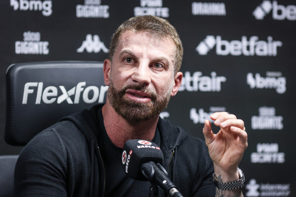 Pedrinho rebate Ramón Díaz e defende grandeza do Vasco: ‘Se ele acredita em pesquisas, está muito enganado’ Pedrinho rebate Ramón Díaz e defende grandeza do Vasco: ‘Se ele acredita em pesquisas, está muito enganado’
