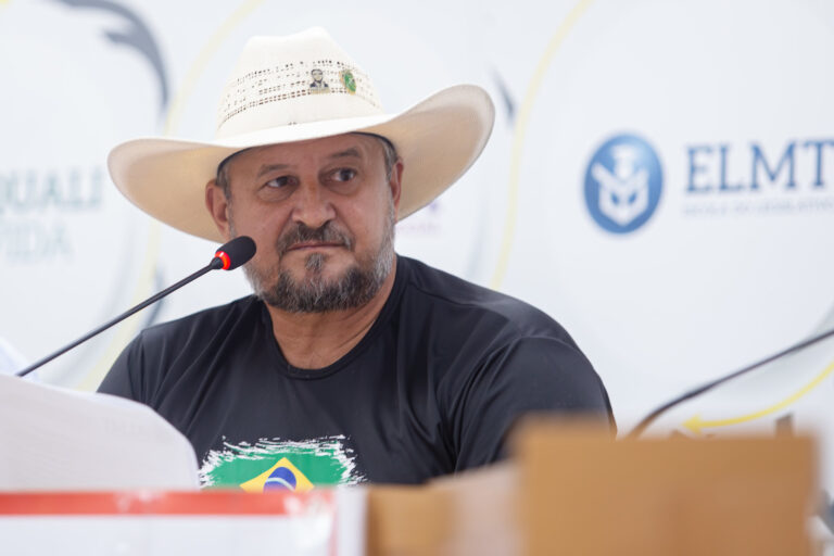 Projeto na ALMT quer diminuir e até zerar distâncias mínimas para aplicação de agrotóxicos