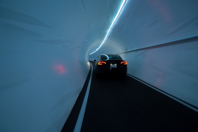 Tesla desenvolve túneis de metrô adaptados a carros elétricos